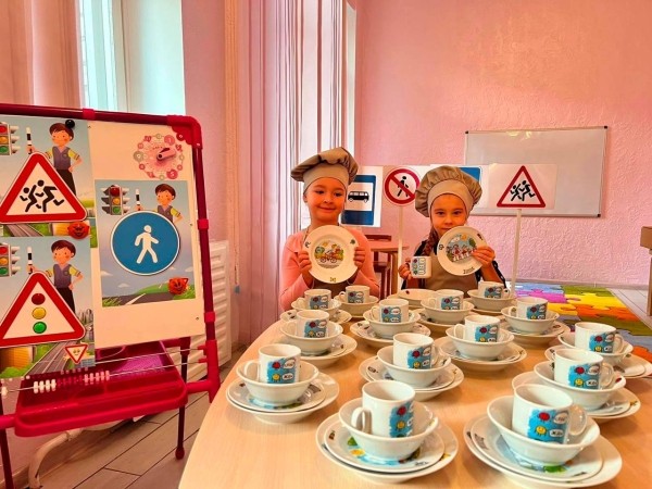 В детских садах Бреста появилась посуда на тему правил дорожного движения В детских садах Бреста появилась посуда на тему правил дорожного движения