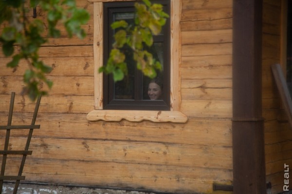 Девушка уехала из столицы в деревню в Березовском районе и нашла себе там дело — ремонтирует дом прадеда. И вот что у нее получилось