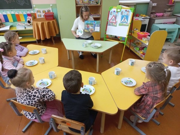 В детских садах Бреста появилась посуда на тему правил дорожного движения В детских садах Бреста появилась посуда на тему правил дорожного движения