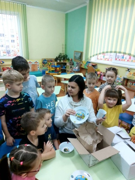 В детских садах Бреста появилась посуда на тему правил дорожного движения В детских садах Бреста появилась посуда на тему правил дорожного движения