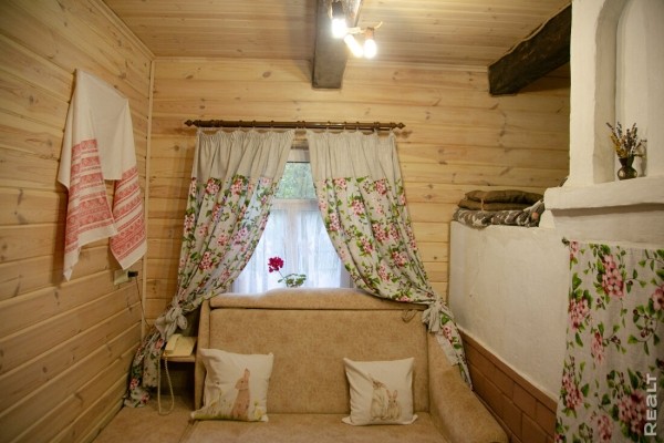 Девушка уехала из столицы в деревню в Березовском районе и нашла себе там дело — ремонтирует дом прадеда. И вот что у нее получилось