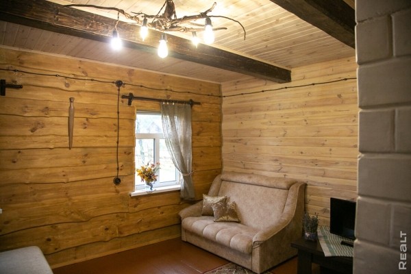 Девушка уехала из столицы в деревню в Березовском районе и нашла себе там дело — ремонтирует дом прадеда. И вот что у нее получилось