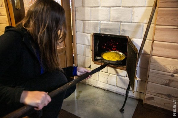 Девушка уехала из столицы в деревню в Березовском районе и нашла себе там дело — ремонтирует дом прадеда. И вот что у нее получилось