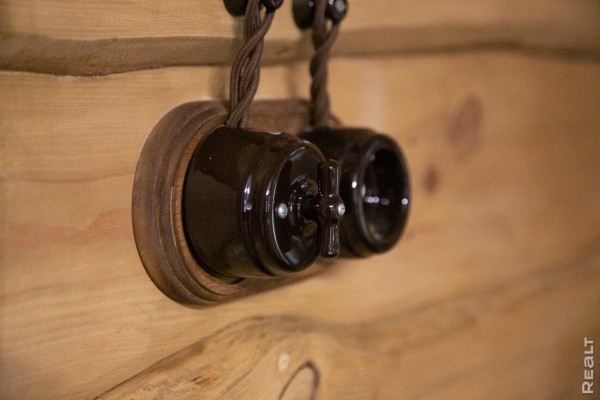 Девушка уехала из столицы в деревню в Березовском районе и нашла себе там дело — ремонтирует дом прадеда. И вот что у нее получилось