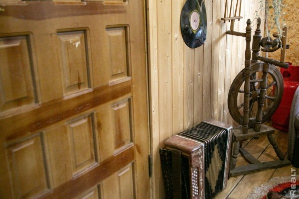 Девушка уехала из столицы в деревню в Березовском районе и нашла себе там дело — ремонтирует дом прадеда. И вот что у нее получилось