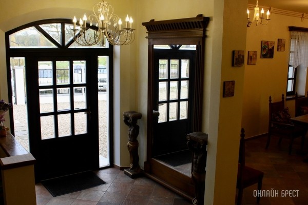 Запланируйте семейный отдых на антуражной вилле с бассейном и рестораном недалеко от Бреста. Аренда номеров, празднование торжеств в Villa Boutique Hotel