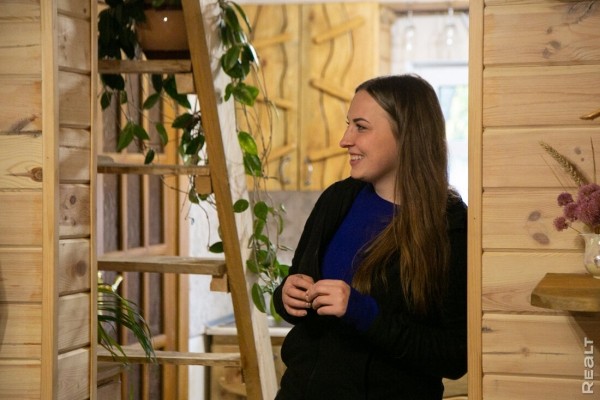 Девушка уехала из столицы в деревню в Березовском районе и нашла себе там дело — ремонтирует дом прадеда. И вот что у нее получилось