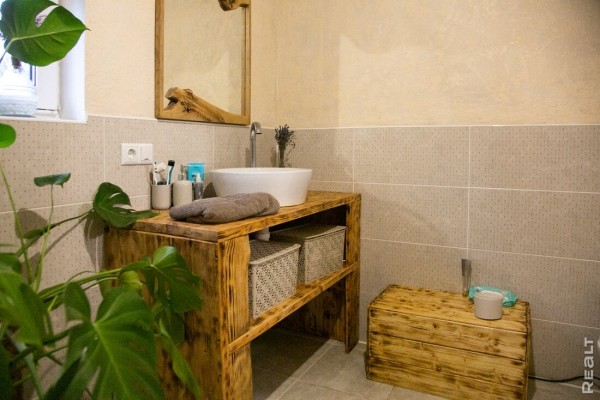 Девушка уехала из столицы в деревню в Березовском районе и нашла себе там дело — ремонтирует дом прадеда. И вот что у нее получилось