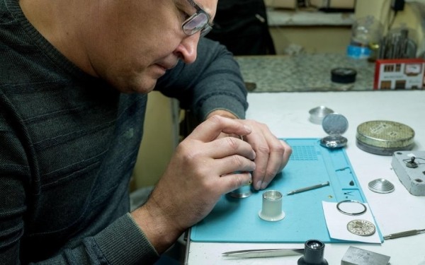 «Обменял часы на корову». Этот белорус решил посвятить жизнь работе в мастерской и ни о чем не жалеет