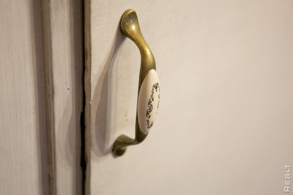 Девушка уехала из столицы в деревню в Березовском районе и нашла себе там дело — ремонтирует дом прадеда. И вот что у нее получилось