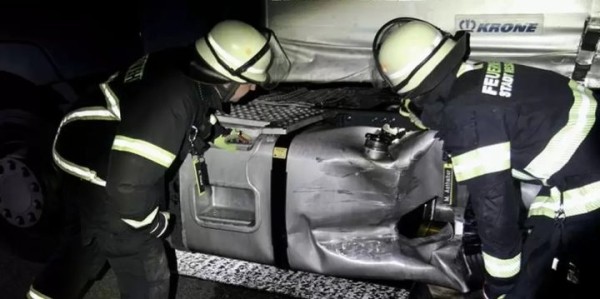 На немецком автобане в топливный бак фуры белоруса врезался микроавтобус. 300 литров дизеля вылилось на трассу