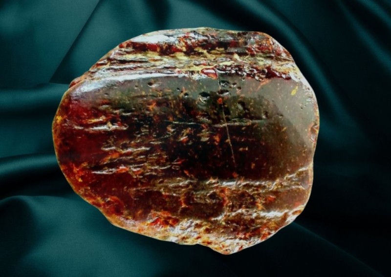 В Румынии женщина десятилетиями подпирала дверь самородком янтаря за €1 млн В Румынии женщина десятилетиями подпирала дверь самородком янтаря за €1 млн