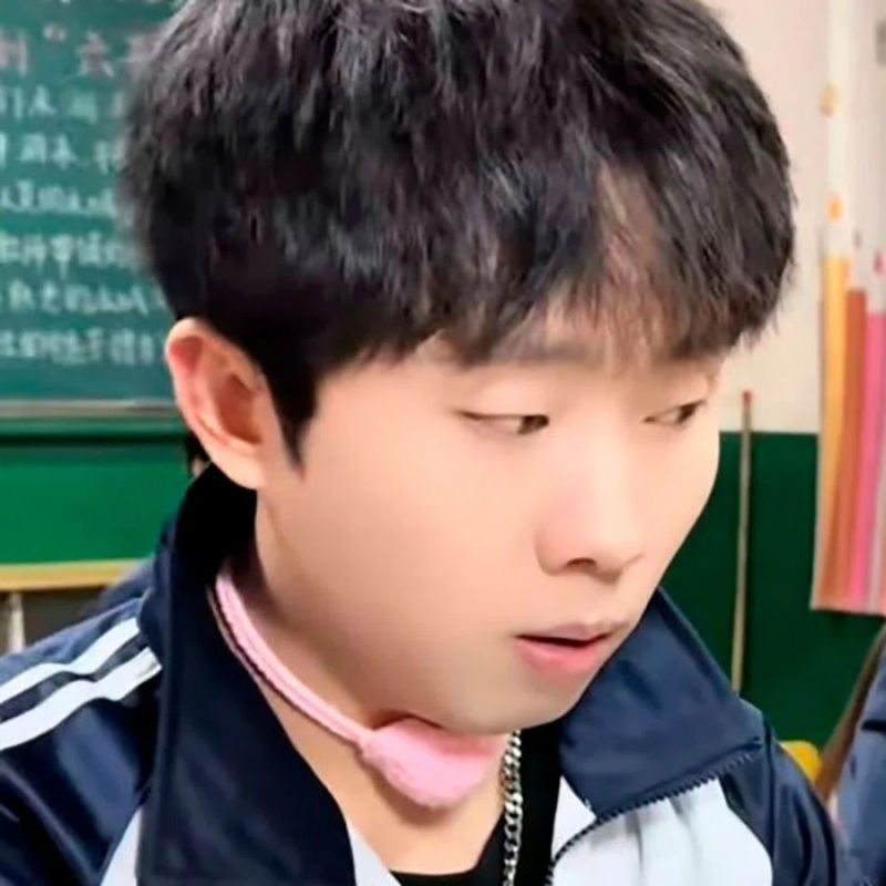 Дурдом или новая мода? В Китае парни начали носить «лифчики для кадыка» Дурдом или новая мода? В Китае парни начали носить «лифчики для кадыка»