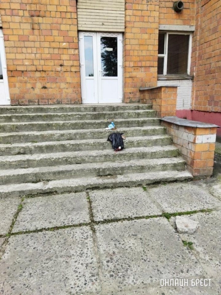 Читатель: Жильцы общежития выбрасывают мусор из окон. Брест, ул.Суворова, 108
Читатель: Жильцы общежития выбрасывают мусор из окон. Брест, ул.Суворова, 108